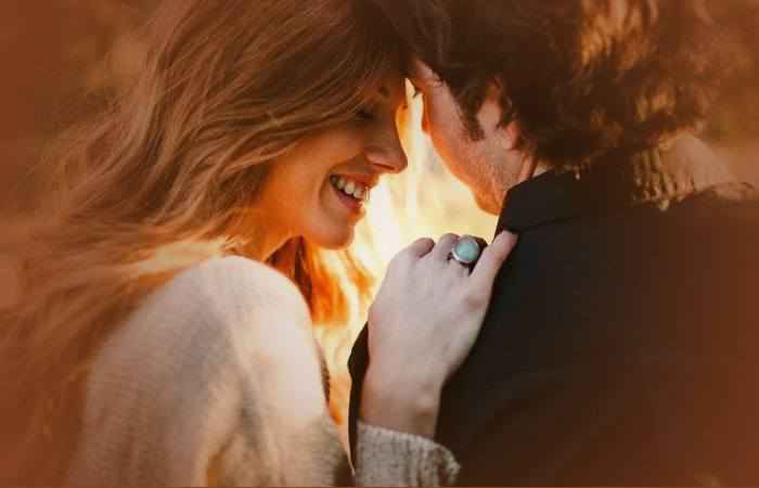 Девушка с яблоком на которое стремится приворожить парня